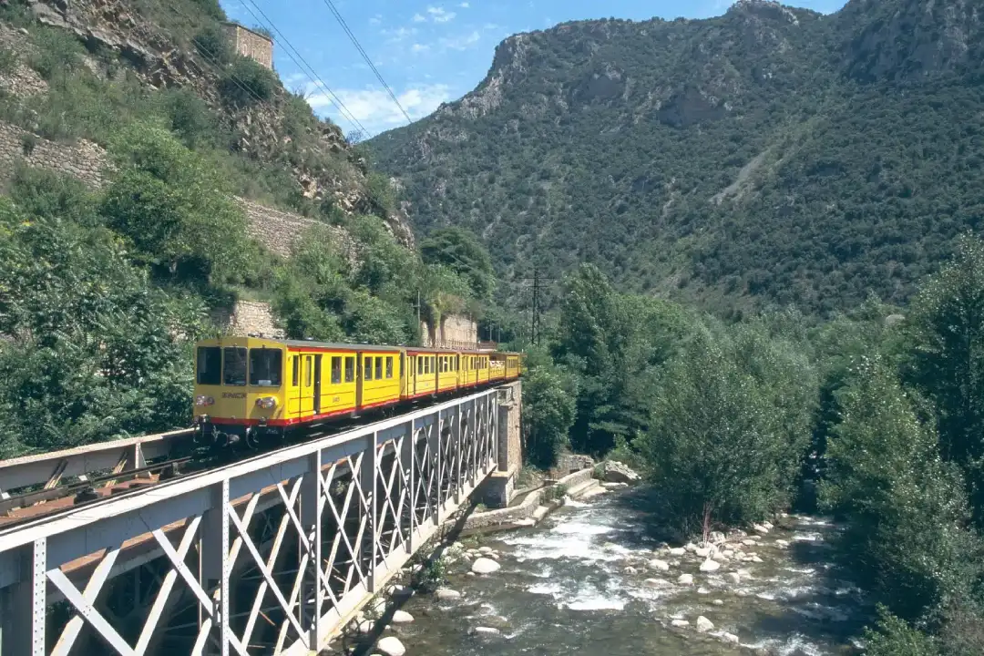 train jaune pyrennes